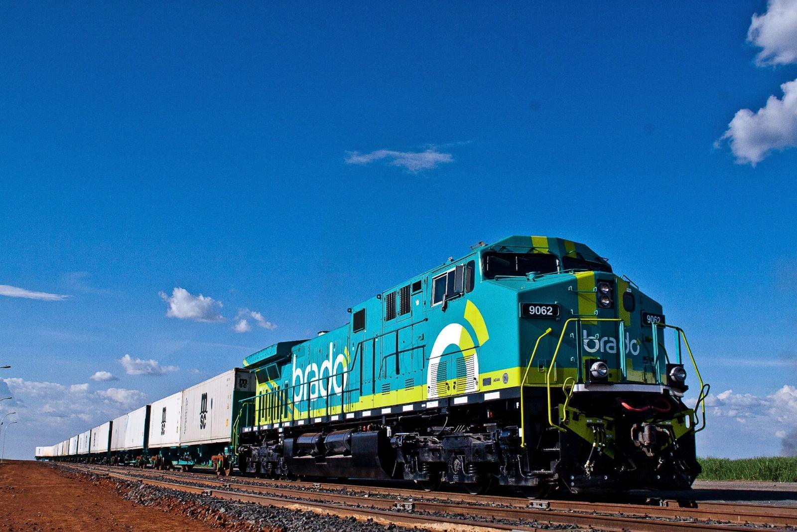 Locomotiva da Brado Logística puxando vagões com contêineres