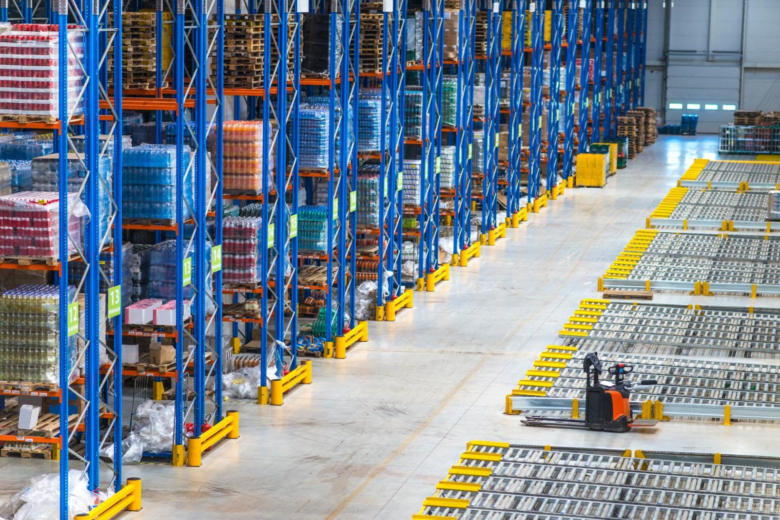 Centro de distribuição com estoque em porta-paletes